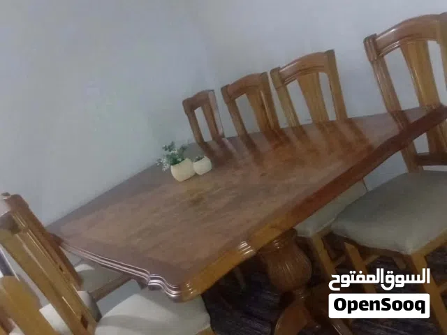 طاولة سفرة أنيقة بحالة ممتازة مع 8 كراسي