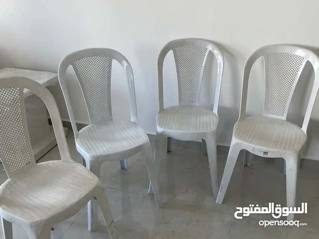 كراسي بلاستيك عدد 4 للبيع