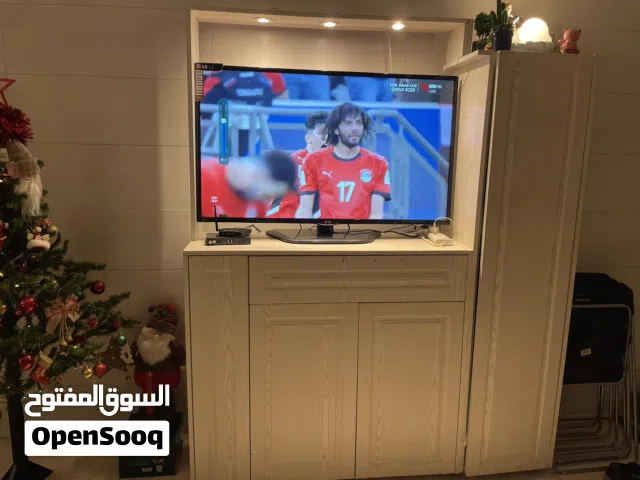 نصف تخم مطبخ مع بوفيه عارضه تلفزيون التخم ثلاث فطع ممكن تشكيله حسب الرغبه