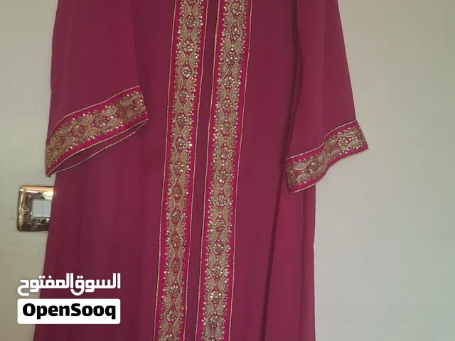 جلابية  مطرزه  مستعمله لون جميل بنفسجي