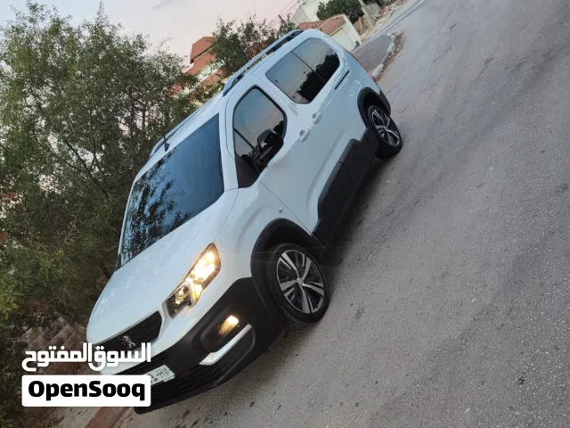 2022 بيجو ريفتر Standard