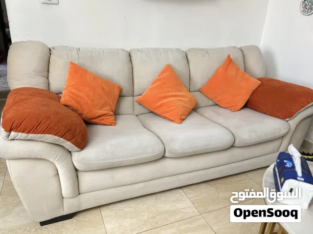 طقم كنب لون بيج بحالة جيدة جدا جدا