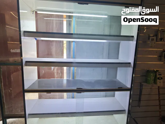 فاترينات مكتبية نظافه 90% تصلح للهواتف و الاكسسوارات والمكتبة ( اضاءة لد خشب درجة اولي MDF .تقسيمات