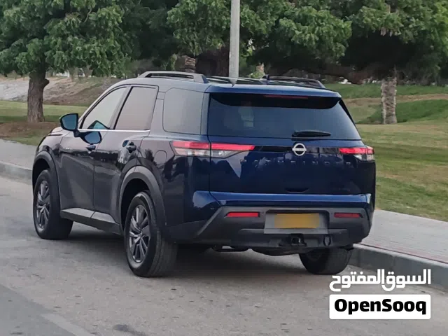 وصلت الآن . نيسان باثفندر الشكل الجديد 2022 رقم واحد فتحه بصمه فورويل وماشيه قليل 40 ألف 7 ركاب