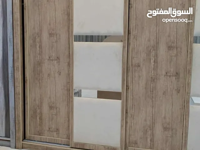 غرفه نوم كامله بالمرتبه واضاءة النور شبه جديده استعمال كام شهر فقط