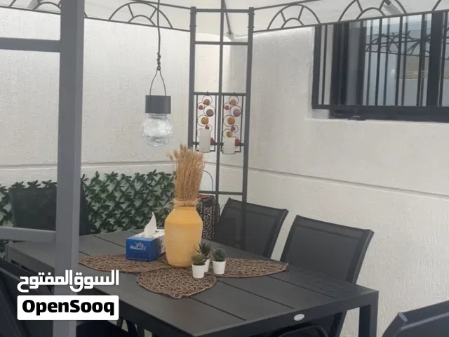 للبيع مظلة مع طاولة وكراسي خارجية