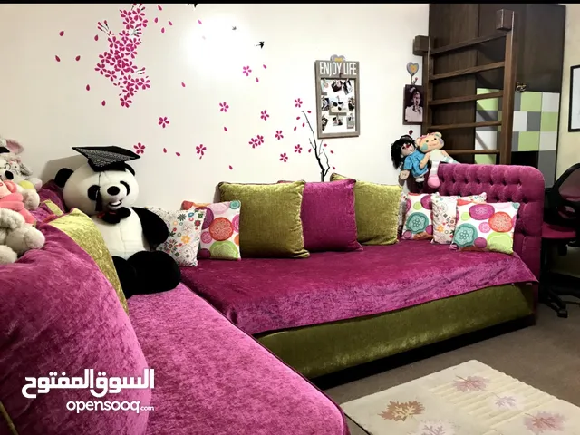 غرفة نوم عبارة عن تخت عرض متر وكنباية عرض 80 بتفتح صندوق بحالة جيدة جداً وتستعمل ك تخت