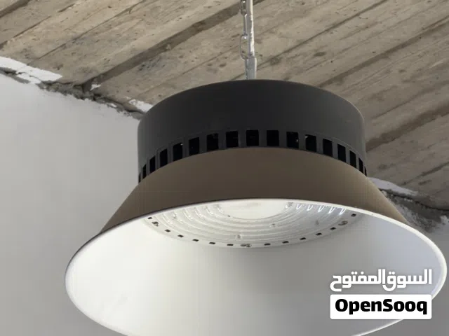 كشاف هنجر 200 وات ليد ابيض قوي جدا بحاله الوكاه تم تركيبهم ولم يستخدمو  نهائيا بعر مغري جدا عدد 6