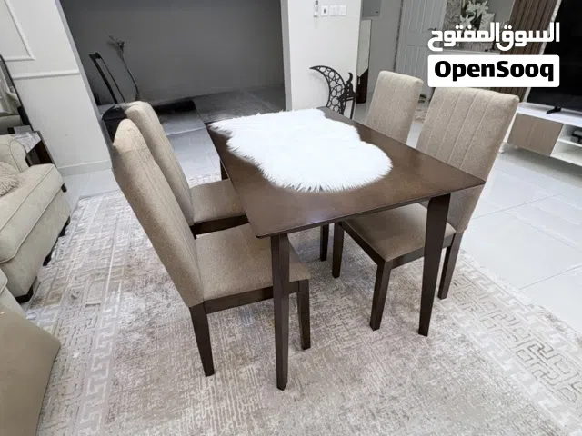 طاولة طعام مع اربع كراسي