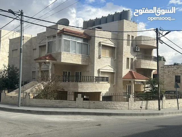 فيلا مميزه للبيع ، ثلاث طوابق/ كل طابق له مدخل مستقل