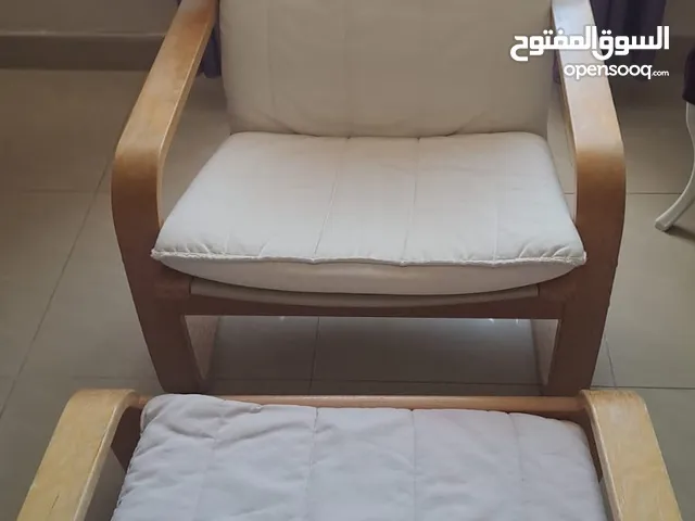 كرسي هزاز خشبي مع كرسي للقدمين