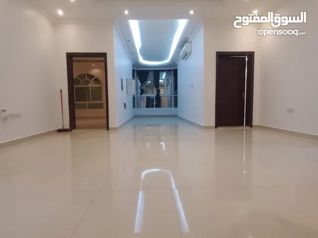 شقة أربع غرف وصالة للإيجار في مدينة خليفة أ بموقع متميز قريب من الخدمات