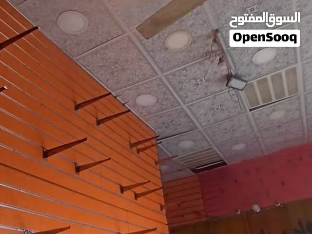 ديكور محل خشب مع حاملات الزجاج والرفوف الزجاج والسقف المستعار مع الاضاءه