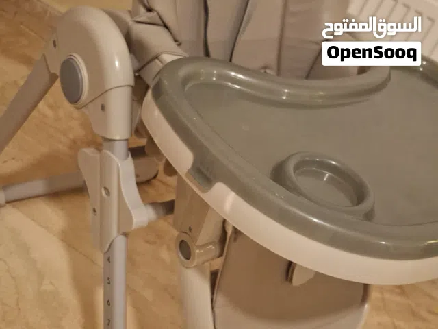 كرسي طعام اطفال من أفضل الماركات الأوربيه وضعه ممتاز جداا وله عدة وضعيات عدة ارتفاعات لأمان الطفل