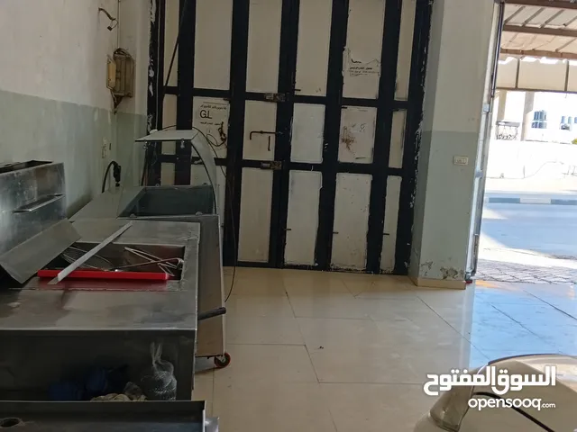 محل تجاري للبيع في مدينة حلحول على الشارع الرئيسي