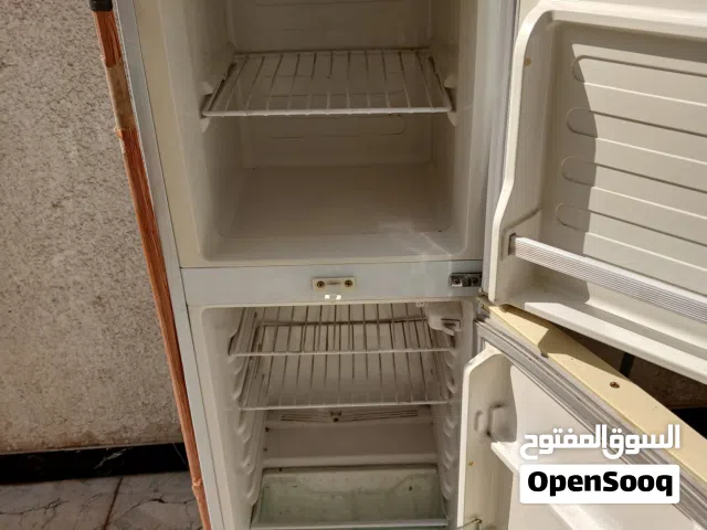 ثلاجة نضيفة تشتغل زين صغيرة الحجم لا عطل مثل الوردة تشتغل