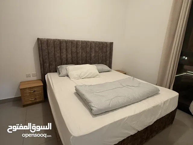 سرير مريح مع كومودينو و طاولة التسريحة