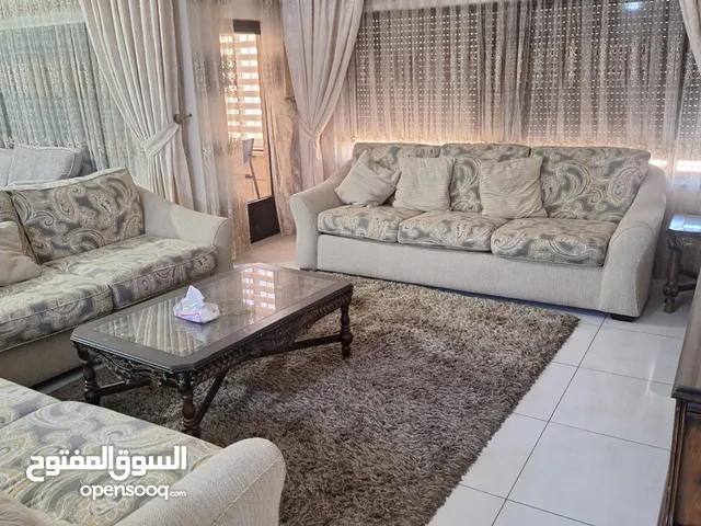 شقة 3 غرف نوم و 3 حمامات مميزة مفروشة للايجار الدوار السابع مقابل فندق جنيفا و قرب نادي الجيل الجديد