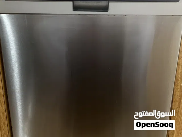 جلاية شارب لون سلفر 3 رفوف و3 مرشات كامل ستانلس و6 برامج مستعملة ممتازة