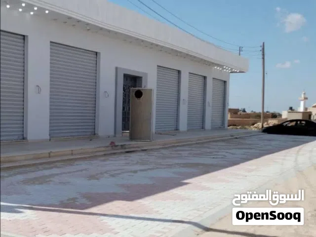 قمينس ربع هكتار عالرئيسي مبني تجاري محلات مسطح 330 والواجهه33 واستراحه  مسقوف 170في قمينس