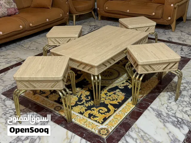 طاولة كبيرة مع 4 طاولات اخرى