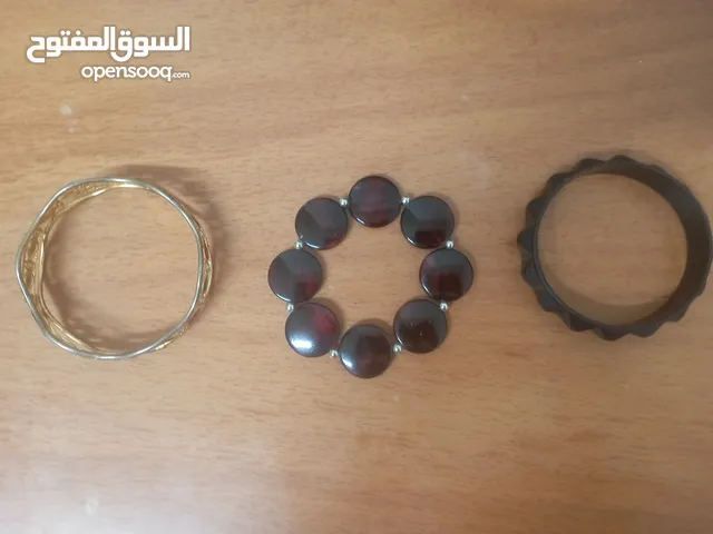 ثلاثة أساور باللون الأسود والبني والذهبي كل إسوارة 5 شيكل
