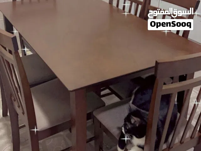 طاولة طعام + كراسي بلاستيك