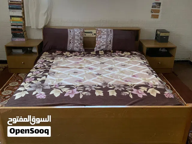 تخت مجوز تفصيل مع فرشته وطاولتان جانبيتان (كوميدينو)