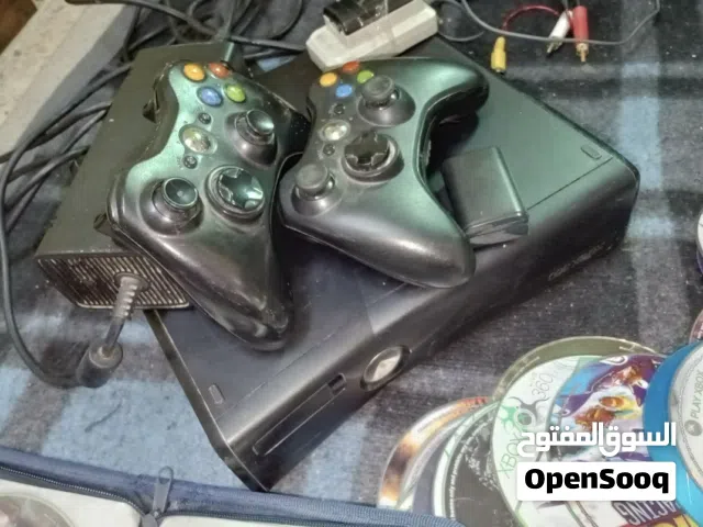 Xbox360 مستعمله مع ايدتين ومجموعة العاب