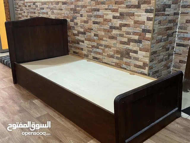 سرير للبيع + فرشته استخدام بسييط جدا تفصيل نوع الخشب ( لاتيه 18 )
