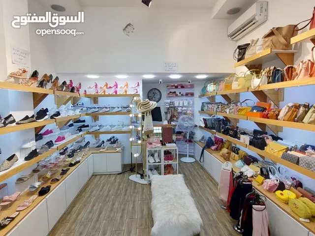 محل أحذية و شنط و اكسسوارات للبيع