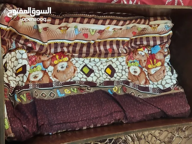 تخت بيبي هزاز وثابت نوعيه الخشب جيدة وثقيل