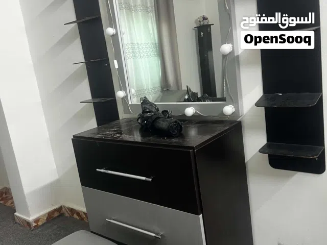 غرفة نوم مع موكيت وبرادي