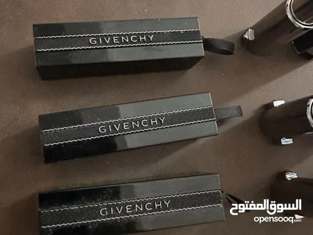 العناية بالبشرة واكسسوارات للنساء