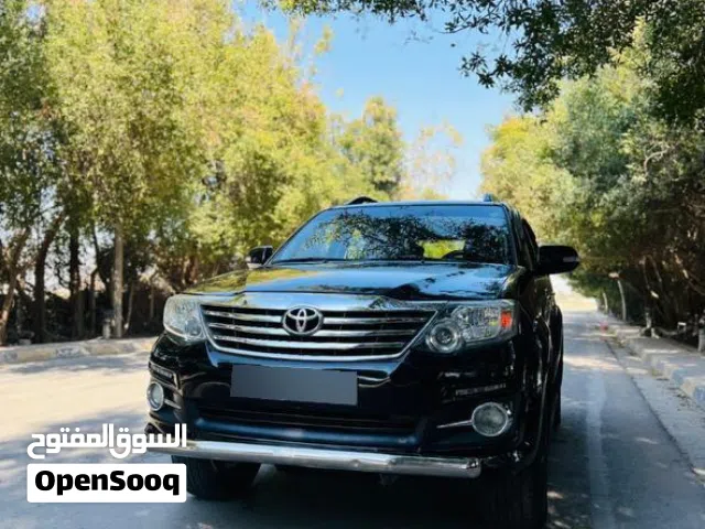 تيوتا فورچنر موديل 2015 اللون اسود حجم المحرك 4000 ستة سلندر سبعة راكب