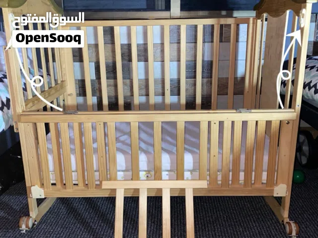 سرير أطفال بحالة جيدة جداً من الولادة لعمر 3 سنوات تقريباً