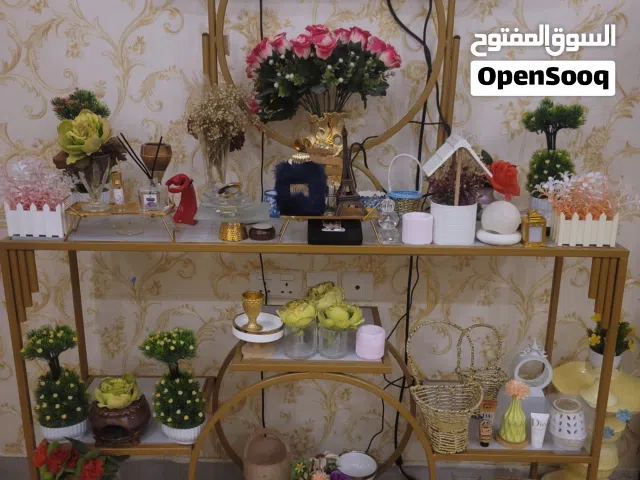 للبيع طاولة او رفوف حق اكسسورات والاشياء المنزل (بدون قطع الي عليها)  سبب البيع بسبب شراء طاولة ثاني