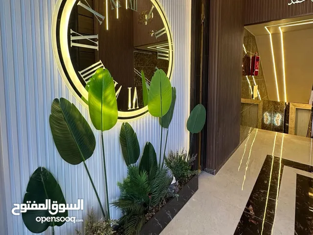 شقة ارضية مع ترس في الجبيهة قرب دوار اقرأ مع تدفئة راكبة و فير بليس تشطيب فندقي و اطلالة