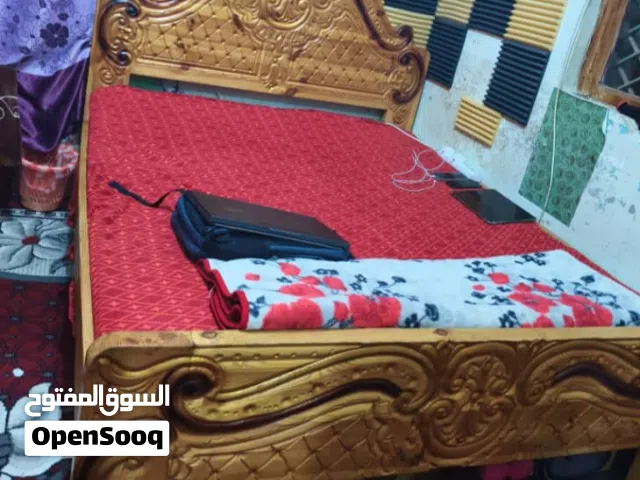 نقدم لكم سرير عرض انشين طاولات، المصمم بمتانة فائقة لضمان استمراريته على المدى الطويل، ويتميز