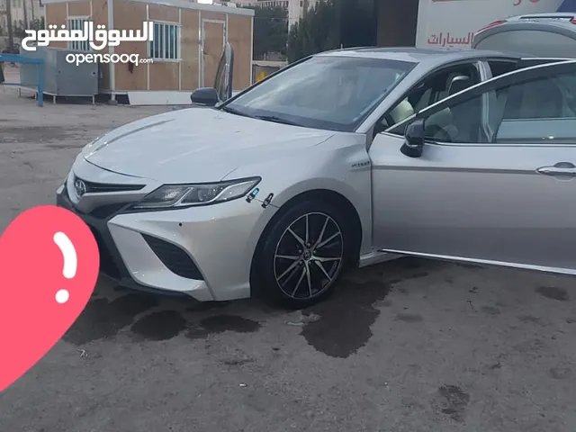 تويوتا كامري 2018 فل ما عدا الفتحه . لون سلفر