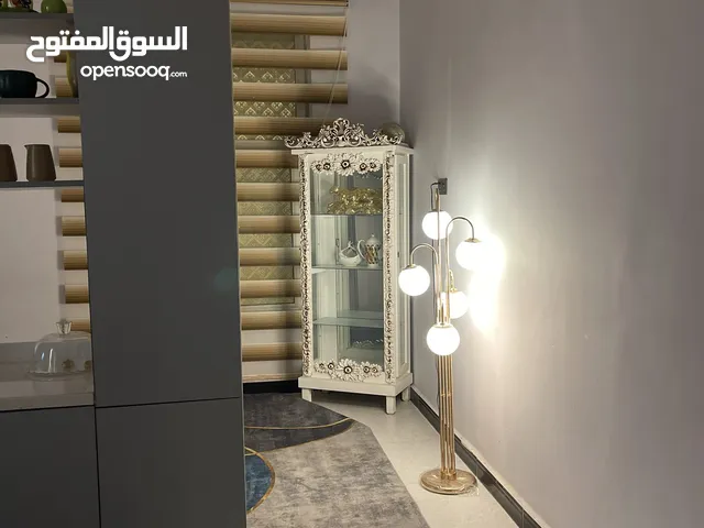 فاترينا للبيع سعر 90 /طبله وسطيه سعر 30
