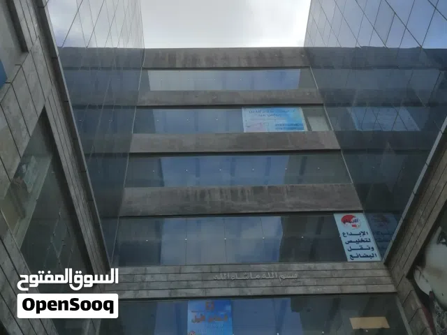 مكتب مفروش مستقل فاخر في مجمع فخم على الشارع الرئيسي