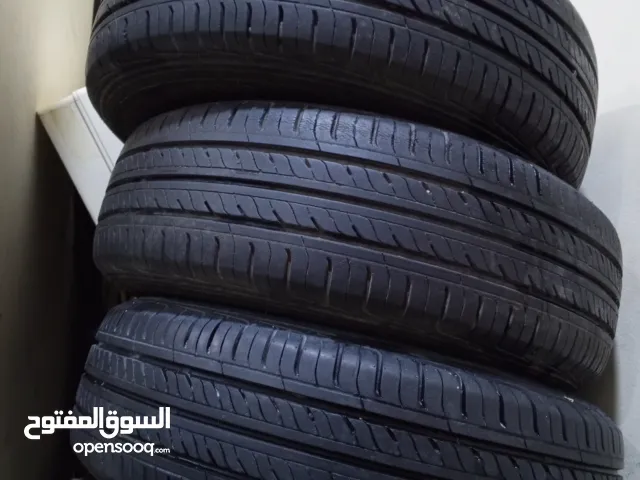 تيوتا كورلا 2010 العدد اربعه اطارات مع الرنقات كامل