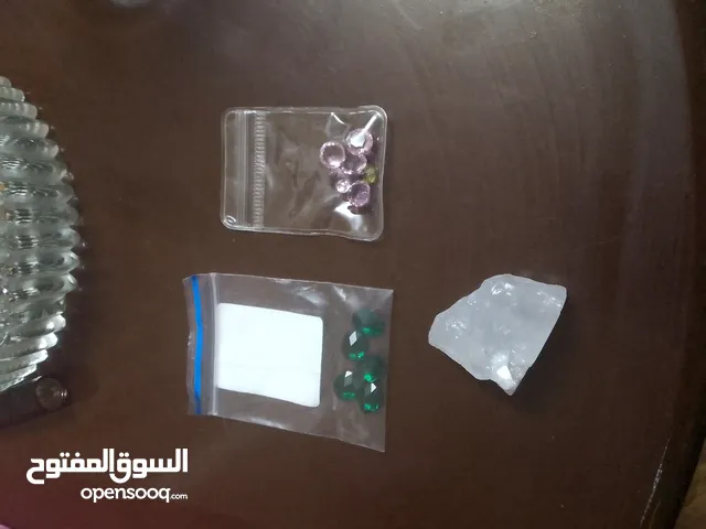 احجار ياقوت وزمرد مصنع وعقيق خام ثلجي