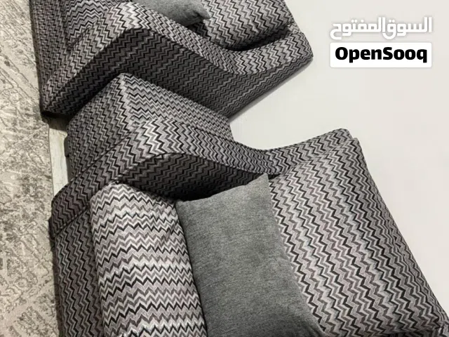 طقم عربي بحاله الوكاله جديد استخدام قليل جدا مع كنباي عدد 2 بحاله ممتازه و مريحه جدا للبيع