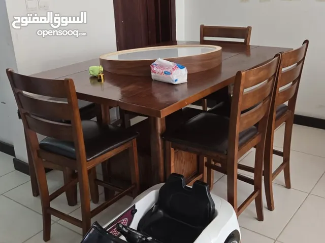 طاولة طعام خشب طبيعي متوسطة الحجم