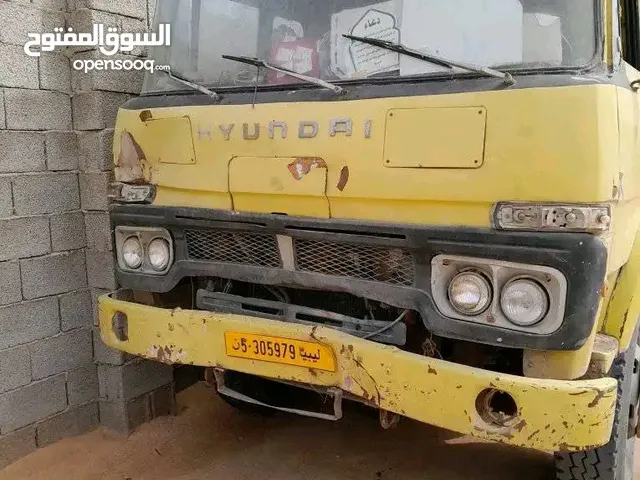 Flatbed Hyundai 1975 in Misrata