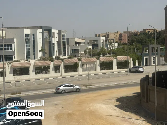 للايجار شقه بفيلا مطله علي نادي النادي علي وصله دهشور بجوار مول العرب وخطوات لمول مصر