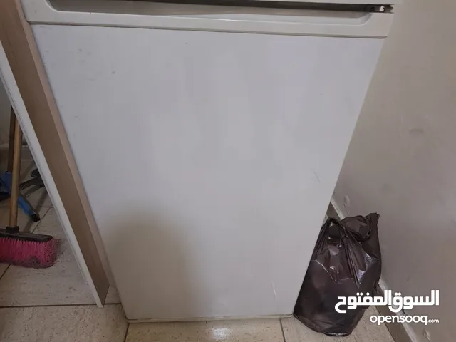 أثاث مكتب للبيع بحالة ممتازة كما هو موضح بالصور بداعي السفر