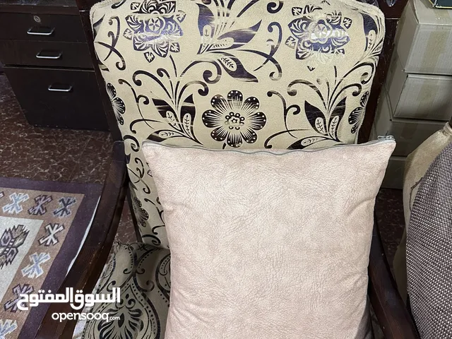 طقمين كنب بحالة ممتازة للبيع بسعر ممتاز